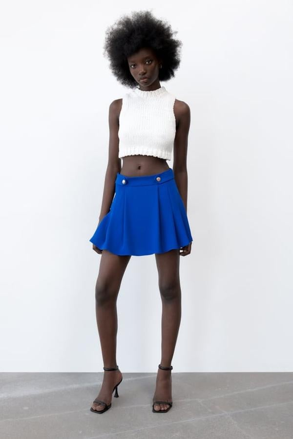 Falda pantalón de tiro alto con falsos botones dorados. Detalle de pinzas delanteras y color azul klein. Precio: 25,95 euros.