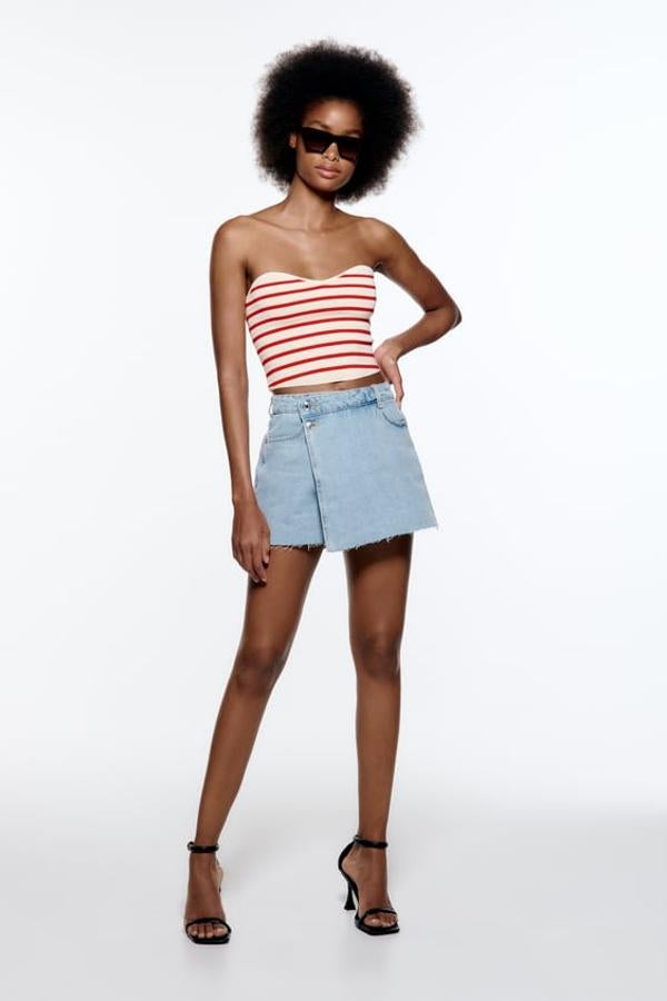 Falda pantalón de tiro alto y tejido denim de color azul. Bajo acabado sin costura y bolsillos delanteros y traseros. Precio: 22,95 euros.