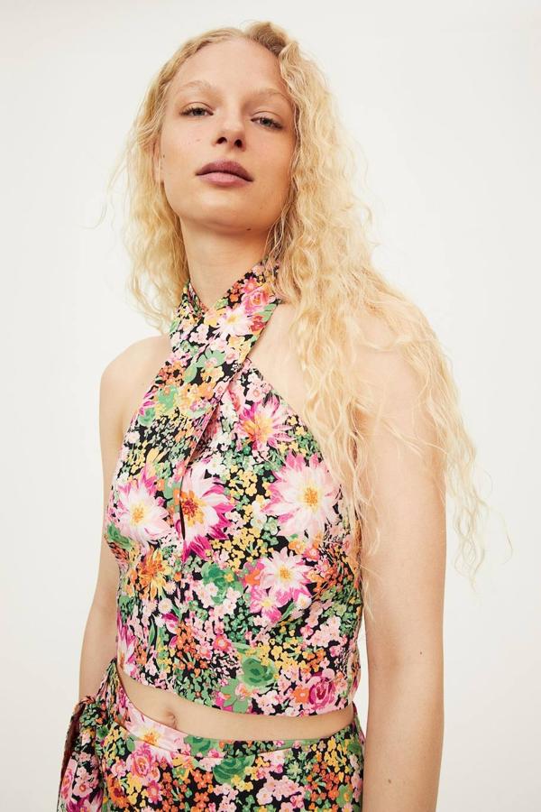 Top con estampado floral multicolor, escote halter cruzado, espalda abierta y tras para anudar en la espalda, de H&M. Lo encontrarás a 19,99 euros.