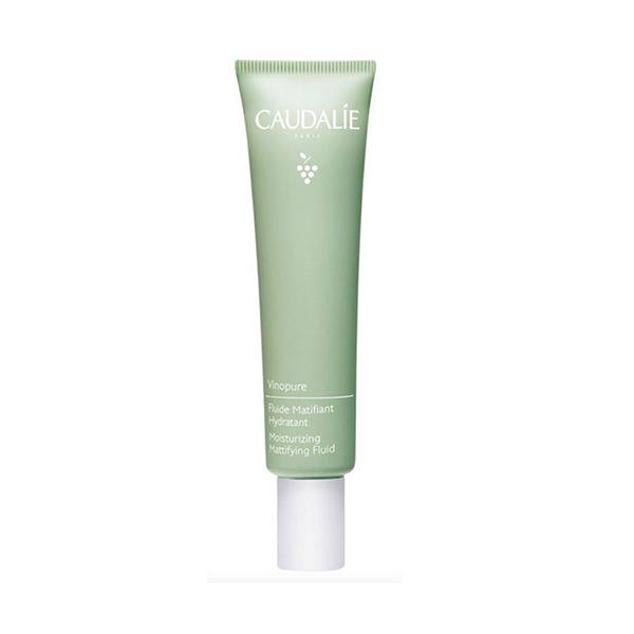 Un fluido hidratante, no comedogénico, que absorbe el exceso de sebo, reduce imperfecciones, afina la textura y recobra la claridad, luminosidad y frescura del rostro, con acabado mate. Está formulado con polifenoles antioxidantes, polvo de sílice matificante, un complejo de aceites esenciales, agua y extracto de uva y escualeno.