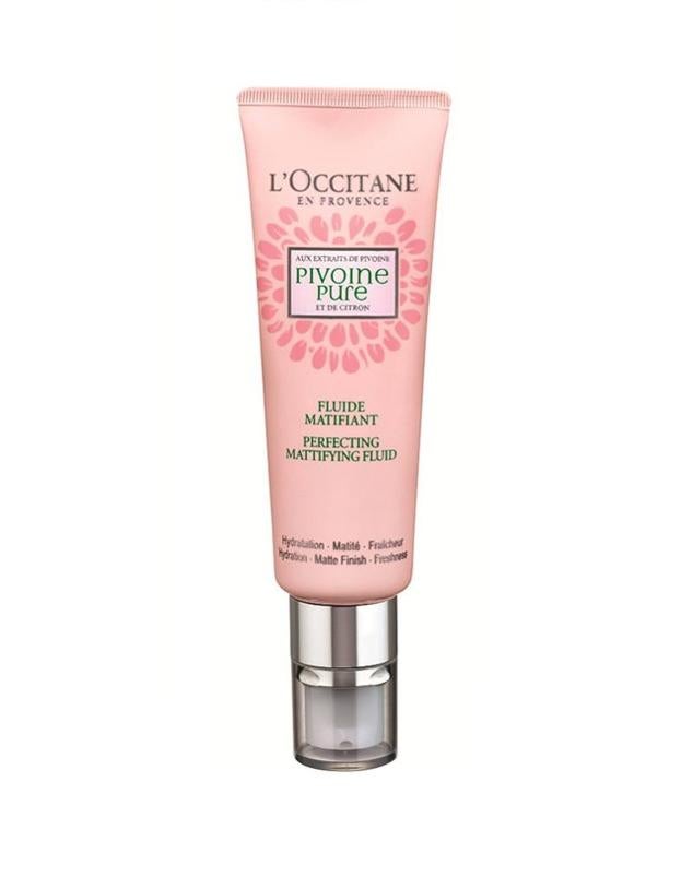 Un fluido hidratante y matificante, con sensación fresca y ligera, que perfecciona la textura, hace que la piel esté más elástica, suave y confortable, equilibra, purifica y controla los brillos y, potencia la luminosidad para la tez más resplandeciente. Está formulada con glicerina, extracto de peonía, zinc y ácido láctico.