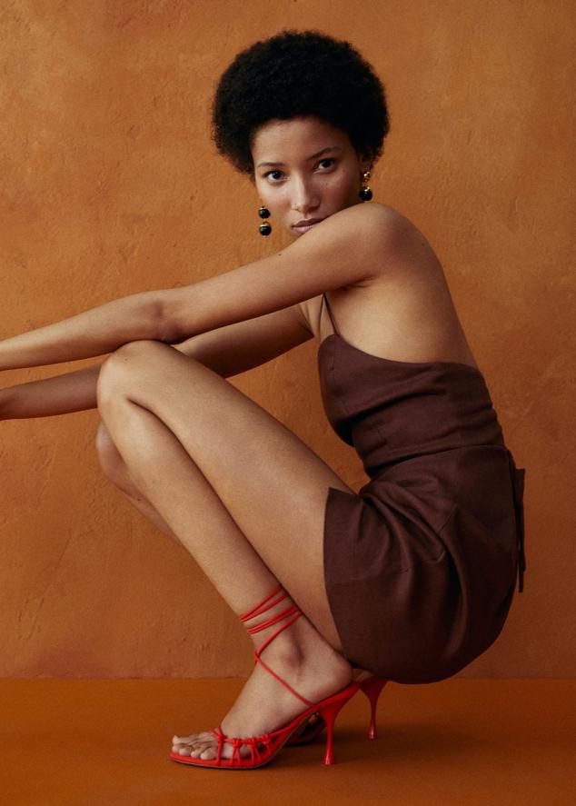 Si quieres elevar tus estilismos de fiesta, estas son las sandalias de que necesitas. De color, rojo, con tacón fino y con tiras anudadas al tobillo. Sandalias con nudos de Mango (39,99 euros) 