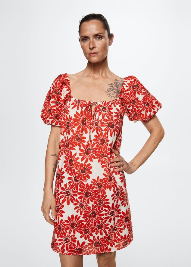 Los estampados de flores no podían faltar en esta selección donde el color rojo es el protagonista. Combinado con blanco se convertirá en el vestido del verano. Vestido con las mangas abullonadas de Mango (49,95 euros)