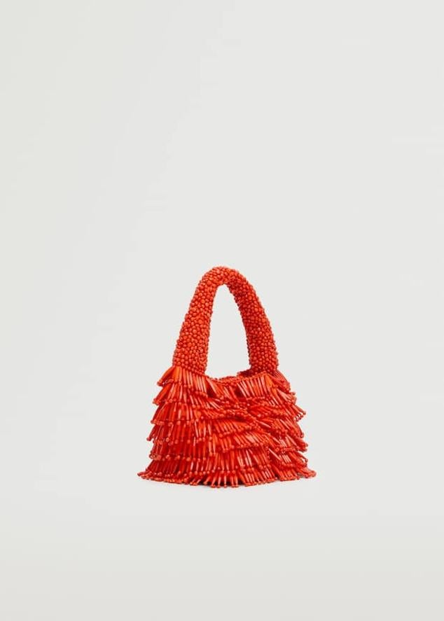 Otra alternativa de fiesta para poner una nota de color a los estilismos de verano. Bolso con pailettes rojos de Mango (39,99 euros)