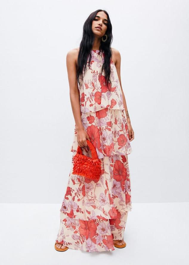 Aunque el estampado de lunares es el mejor aliado de los volantes, el floral le sigue los pasos de cerca. Este diseño con escote halter es tan elegante que lo podrás usar en los planes más especiales del verano. Vestido largo de Mango (69,99 euros)