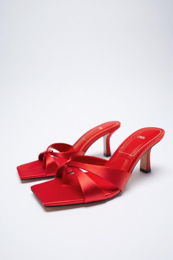 Unas sandalias de tacón sensato, con tiras satinadas. Sandalias de color rojo de Zara (29,99 euros)
