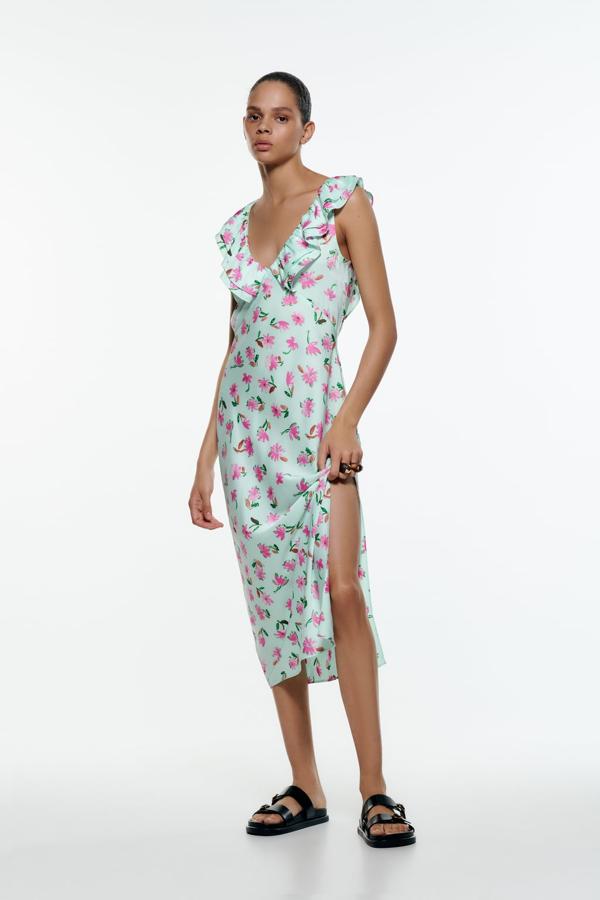 Los diseños de corte lencero, realizados en tejidos satinados, son perfectos para vestir los planes más formales. El rosa en su versión más intensa y el azul turquesa forman el tándem del verano. Vestido midi de Zara (29,99 euros) 