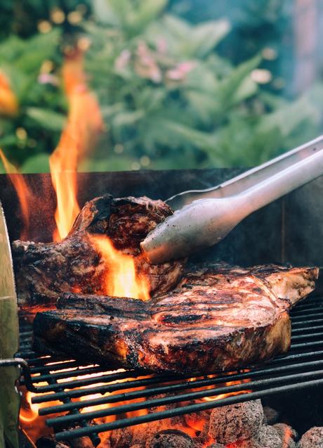 Imagen - El grosor de la carne y el estado de las brasas es importante a la hora de colocar la parrilla. Paul Hermann/Unsplash