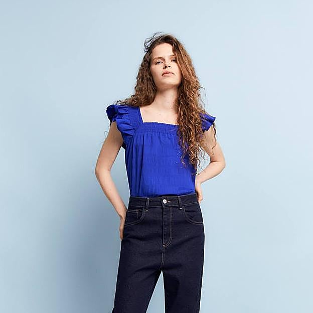 Imagen principal - Estas blusas van a rejuvenecer tus looks esta temporada