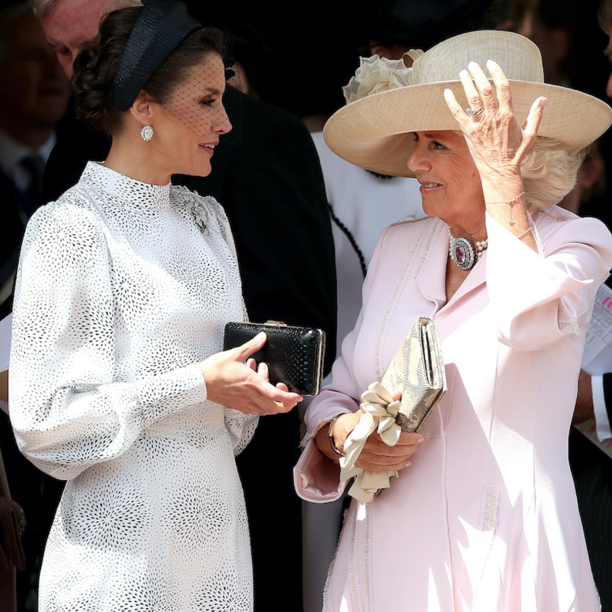 La reina Letizia conversando con Camilla Parker Bowles en una de sus visitas oficiales al Reino Unido. 