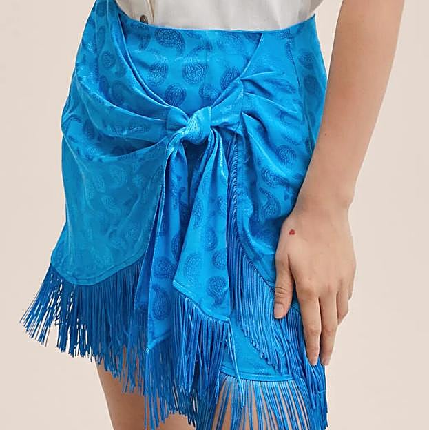 Imagen principal - Los colores que mejor sientan cuando estás morena: blanco, azul y naranja