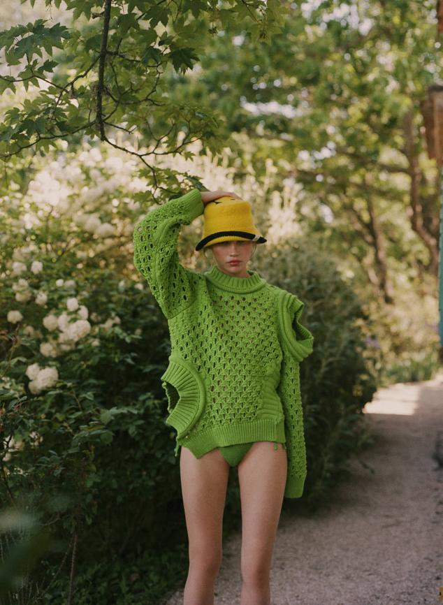 Jersey de Stella McCartney y braguita y gorro de Philosphy di Lorenzo Serafini.