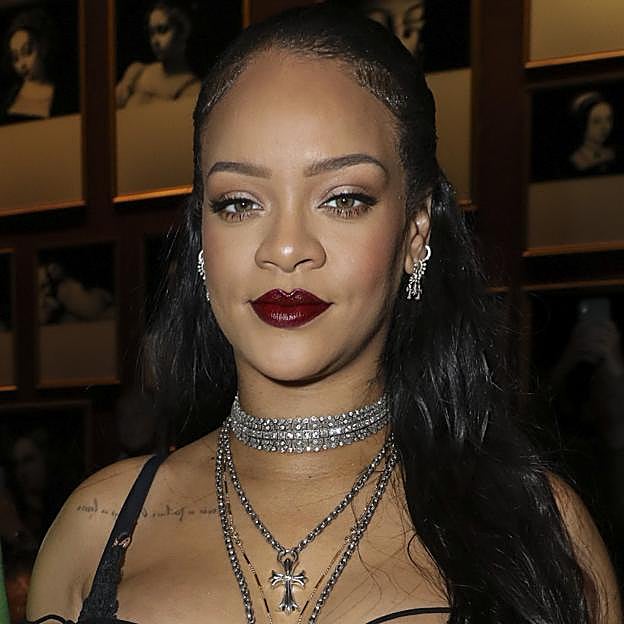 Rihanna con un labial burdeos.