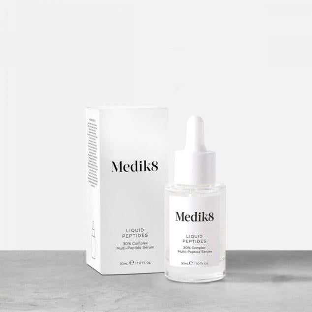 Medik8 Liquid Peptides es un serum utra-hidratante que penetra de forma rápida y sin esfuerzo en la piel. Proporciona los efectos de la mejor tecnología antiedad. El 30% del sérum está compuesto de péptidos que actúan colaborando en el rejuvenecimiento de la piel. Además, el sérum eleva las reservas naturales de ácido hialurónico. Junto con el colágeno, se reducen las pequeñas líneas de expresión y las arrugas se difuminan. El resultado es una piel muy suave, extremadamente hidratada y visiblemente más joven.  Precio: 60,58 euros en PromoFarma .
