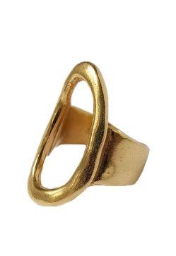 Imagen secundaria 2 - La reina Letizia presume de tipazo con un bonito vestido midi estampado que puedes comprar en el Mango