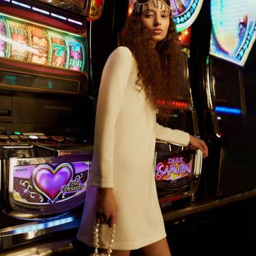 Imagen secundaria 1 - El vestido de novia low cost más bonito está en Parfois: la colección con looks y accesorios que vas a querer aunque no te cases