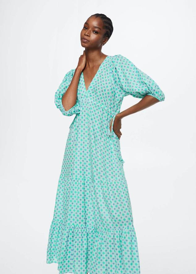 Vestido en tejido ligero estampado color verde agua, con escote de pico cruzado, manga tres cuartos abullonada, falda con volumen y volantes y abertura en la espalda, de Mango. Está disponible por 49,99 euros.