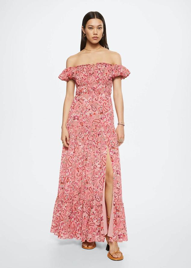 Vestido en tejido fluido con floral print color rosa, cuello escotado, detalles fruncidos, manga corta abullonada, falda amplia con paneles y abertura en el bajo, de Mango. Cuesta 89,99 euros.