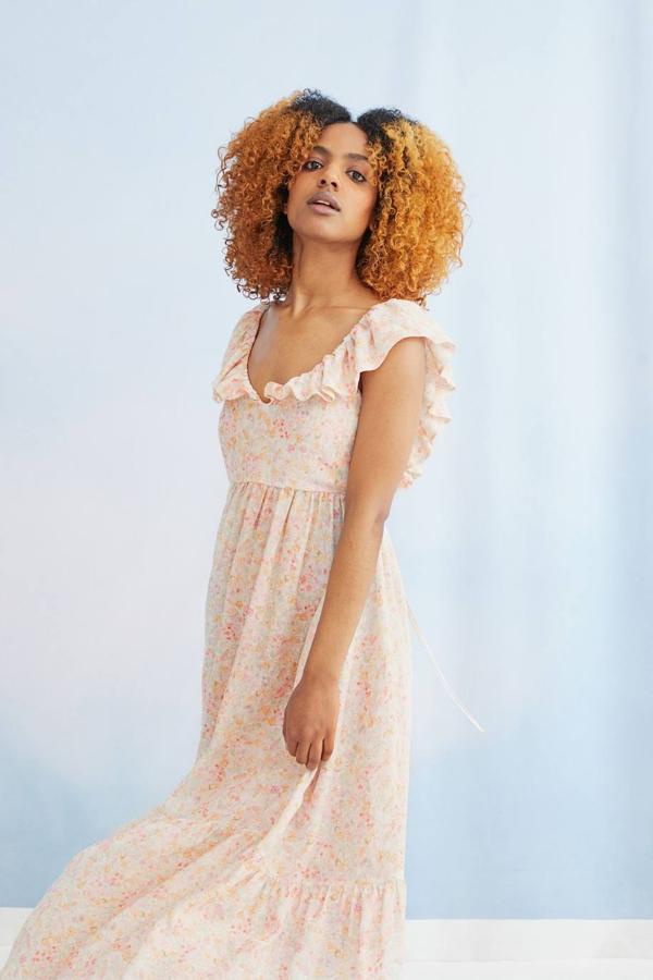 Maxi vestido en tejido ligero con estampado floral color rosa, escote de pico profundo decorado con volantes, corte en la cintura, falda con vuelo, abertura en la espalda y bajo terminado en volante, de H&M. Está disponible por 49,99 euros.