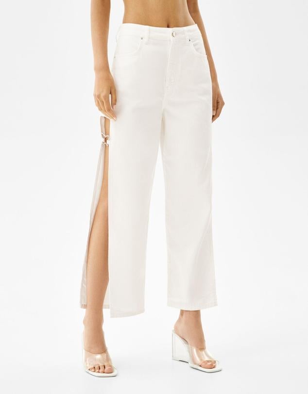 De estilo noventero y con el lateral cut out con el detalle de una joya en forma de mariposa. Son de Berskha. Precio: 35,99 €