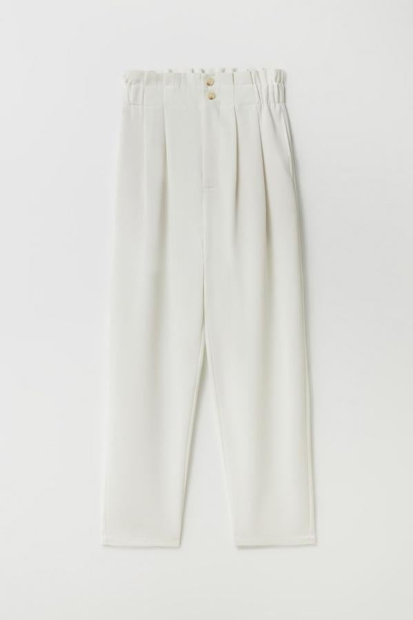 Sfera, en cambio, diseña unos pantalones fluidos con pliegues de corte recto. Incluso, tiene un frunce en la cintura. Precio: 25,99 €.