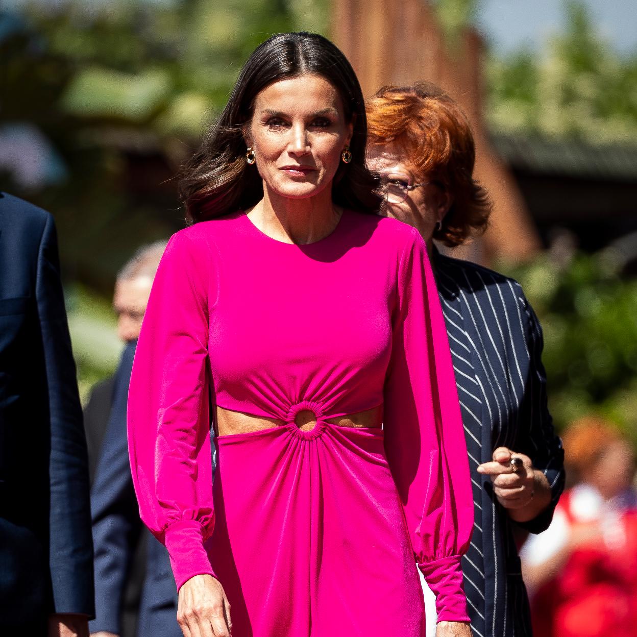 Tres apariciones de la reina Letizia que demuestran que el rosa es el color de moda que más favorece y rejuvenece