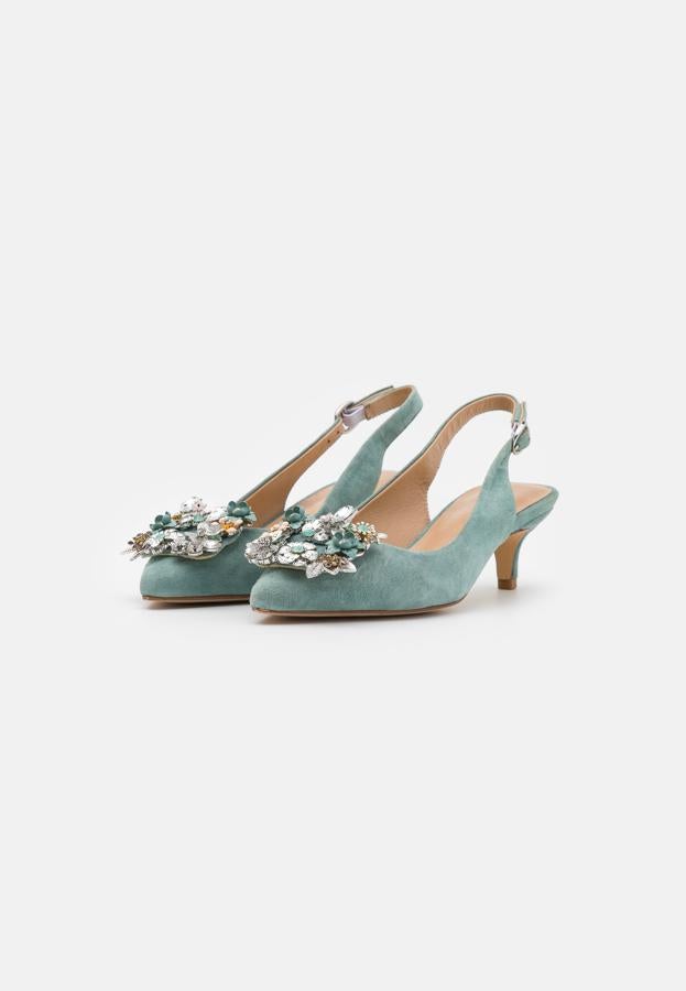 En color menta y con joyas multicolor en la puntera. Así es esta versión de Alma en Pena para Zalando. Precio: 104,95 €.