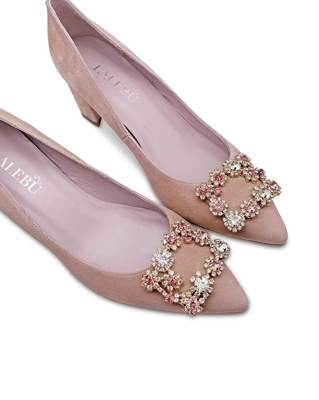 Espectacular salón joya en tonos nude de la firma Lalebu. Su tacón ancho proporciona una mayor comodidad y estabilidad. Precio: 124,90 €.