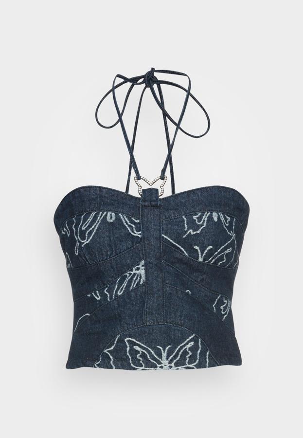 Jaded London tiene la versión denim del top estilo corsé que más te pondrás este verano. Destaca por sus detalles de mariposas que lo convierten en juvenil y fresco. Precio: 64,99 €.