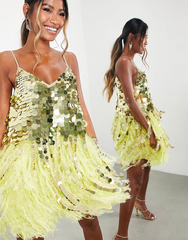 De lentejuelas y plumas amarillas, un vestido con ciertos aires a las fiestas más exclusivas de los años dos mil. Es de Asos. Precio: 165,99 €.