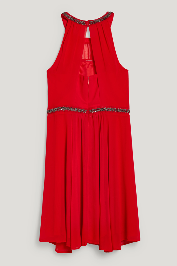 Vestido por encima de la rodilla con perlas cosidas en la línea del escote y cintura. Destaca por su vibrante color rojo. Es de C&A. Precio: 59,99 €.