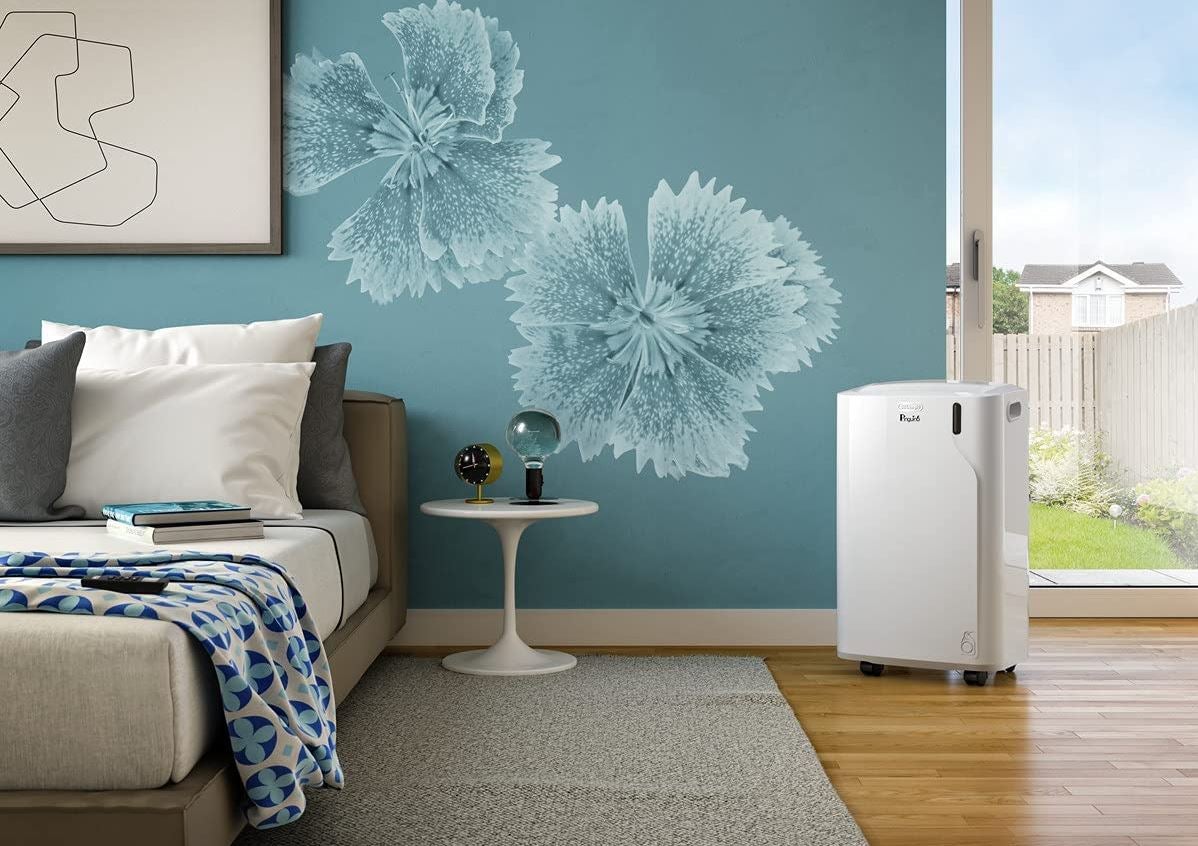 El  Pingüino PACEM 77 de De'Longhi  nos permite disfruta del confort ideal gracias a este aire acondicionado 3 en 1 con función independiente de deshumidificación y función de ventilador para hacer circular el aire. Además, su función Eco Plus controla automáticamente la potencia y regula los diferentes niveles en función de la temperatura establecida, lo que optimiza el consumo de energía. Precio: 386 euros. Cómpralo aquí