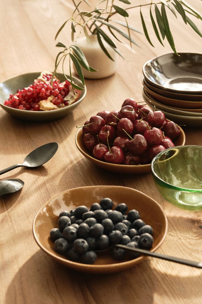 Poner una mesa bonita es un arte y un homenaje a nuestros invitados. Combina materiales, estilos, formas y colores para un resultado de plena tendencia. Los bowls de cristal esmaltado están rebajados a 3.99 euros en H&M Home.