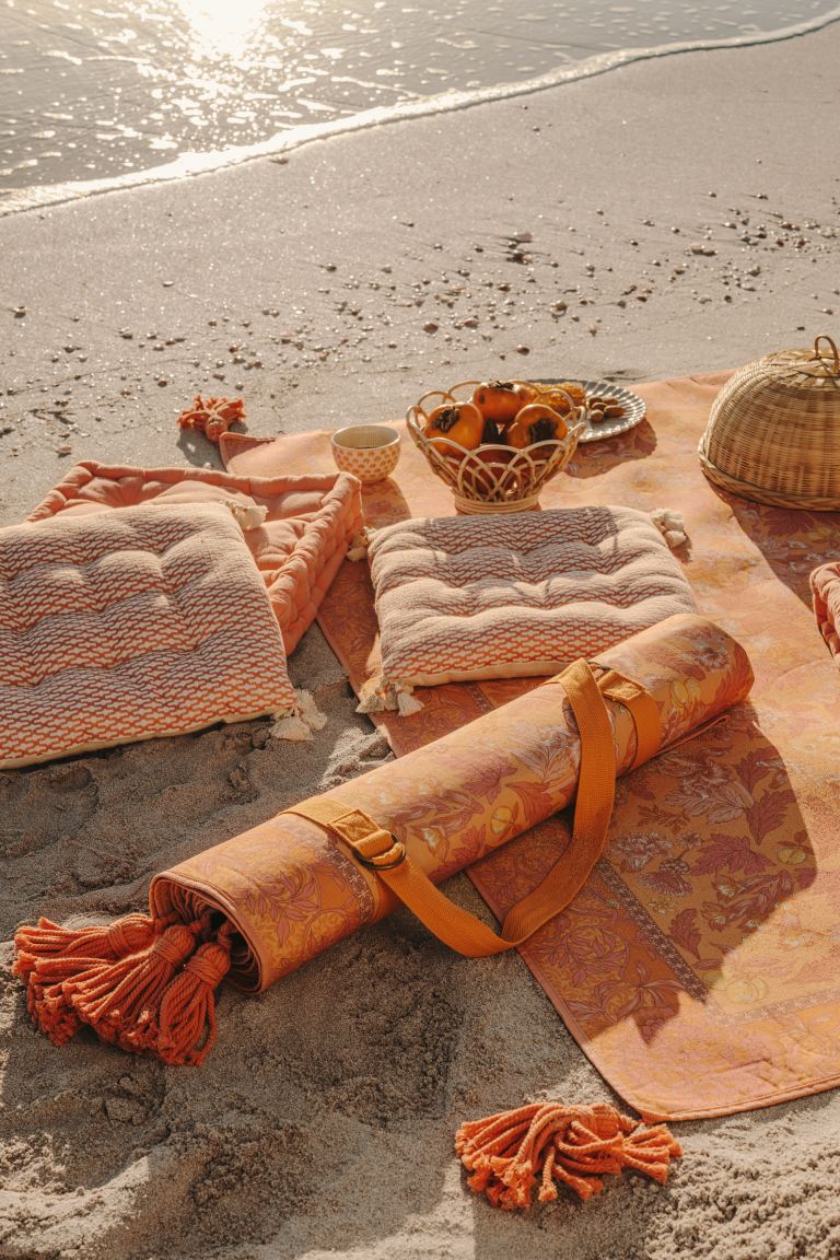 Para poner color (y aportar comodidad) a tus sillas, o para crear un rincón chill out, estos cojines con estampado geométrico y detalle de borlas están rebajados a 9.99 euros en H&M Home.