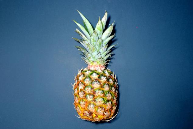 Debido a su alto contenido en bromelina, la piña facilita la digestión de las proteínas. Además, contiene vitamina C y potasio, por lo que tiene un potente efecto diurético. Además, es baja en calorías y grasa y aporta mucha fibra, por lo que es ideal para saciar tu apetico y que no piques entre horas.