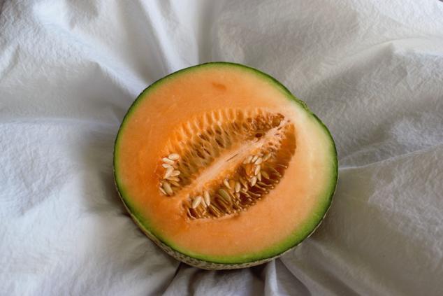 El melón es una de las frutas más ricas en potasio por lo que tiene un gran efecto diurético. Además, regula la cantidad de sodio de nuestro organismo por lo que deshincha el vientre.