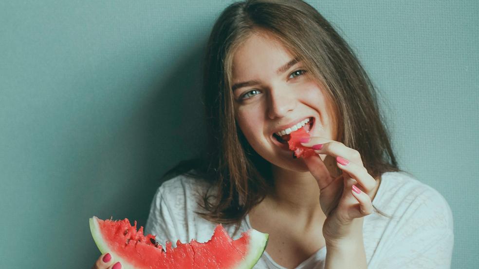 10 alimentos que te ayudan a combatir la retención de líquidos,  deshinchar la tripa y aceleran el metaboli