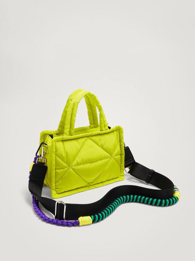 Bolso tote en tejido de nylon acolchado con doble asa de mano y doble asa de bandolera ajustable, en amarillo lima o morado, de Parfois. Tiene un precio de 27,99 euros.