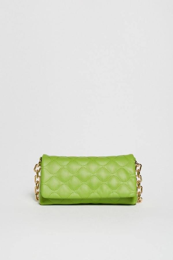 Bolso bandolera mediano con forma rectangular, tejido efecto piel acolchado y asa de cadena dorada gruesa, en verde o rosa, de Sfera. Lo encontrarás por 17,99 euros.