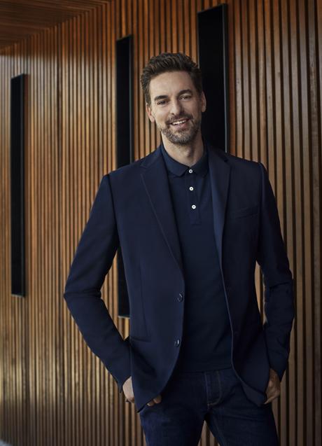 Imagen - LLEVA TRAJE DE TOMMY HILFIGER. 