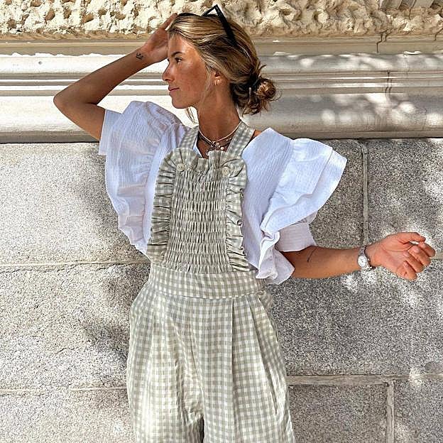 Flechazo con estos petos vaqueros estampados super cómodos y con efecto rejuvenecedor que encontrarás rebajados en Cortefiel