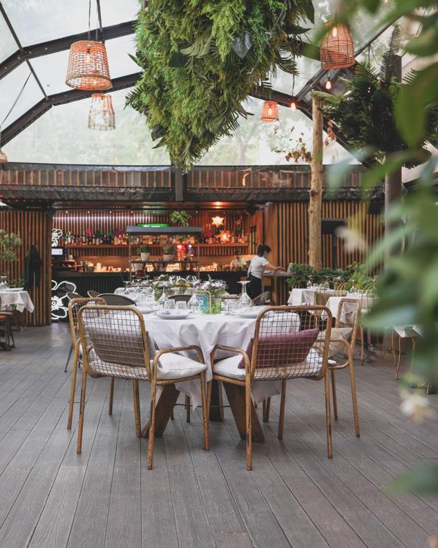 En el Edificio Sabatini del Museo Reina Sofía encontramos esta propuesta gastronómica en la que también tienen un apartado propio las mesas altas en las que disfrutar de una copa antes o después de cenar. Su nueva carta se inspira en la cocina de memoria y los bares de tapas, y nos permite comenzar con un picoteo en el que lo mismo degustamos unos Fish and Chips que una selección de embutidos italianos. Para los platos principales, pastas y arroces, además de carnes y pescados a la parrilla, una seña de identidad de la firma creada por Álvaro Castellanos e Iván Morales. El Jardín de Arzábal se divide en varios espacios diferentes, con un interior compuesto por una amplia zona de barra, un salón interior y un reservado y una zona exterior con una terraza al aire libre y un cenador acristalado. Una gran variedad de propuestas que nos permiten disfrutar de una bonita velada con una persona especial u organizar una cena de amigas en las que la noche comience por todo lo alto. 