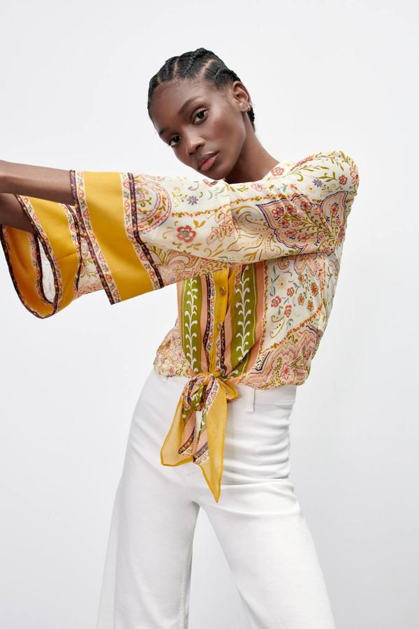 Blusa en tejido ligero con estampado paisley y floral, cuello solapa, escote de pico, cierre de botones, manga larga y detalle de lazada en el bajo, de Zara. Tiene un precio de 39,95 euros.