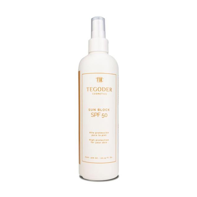 Sun Block Spray SPF 50 de Tegoder Cosmetics (38,20 euros) incorpora una elevada concentración de agentes hidratantes de las capas superiores de la epidermis. Lleva Isoflavonas de soja, qye redensifican la piel estimulando la proliferación celular y la síntesis de colágeno y elastina.