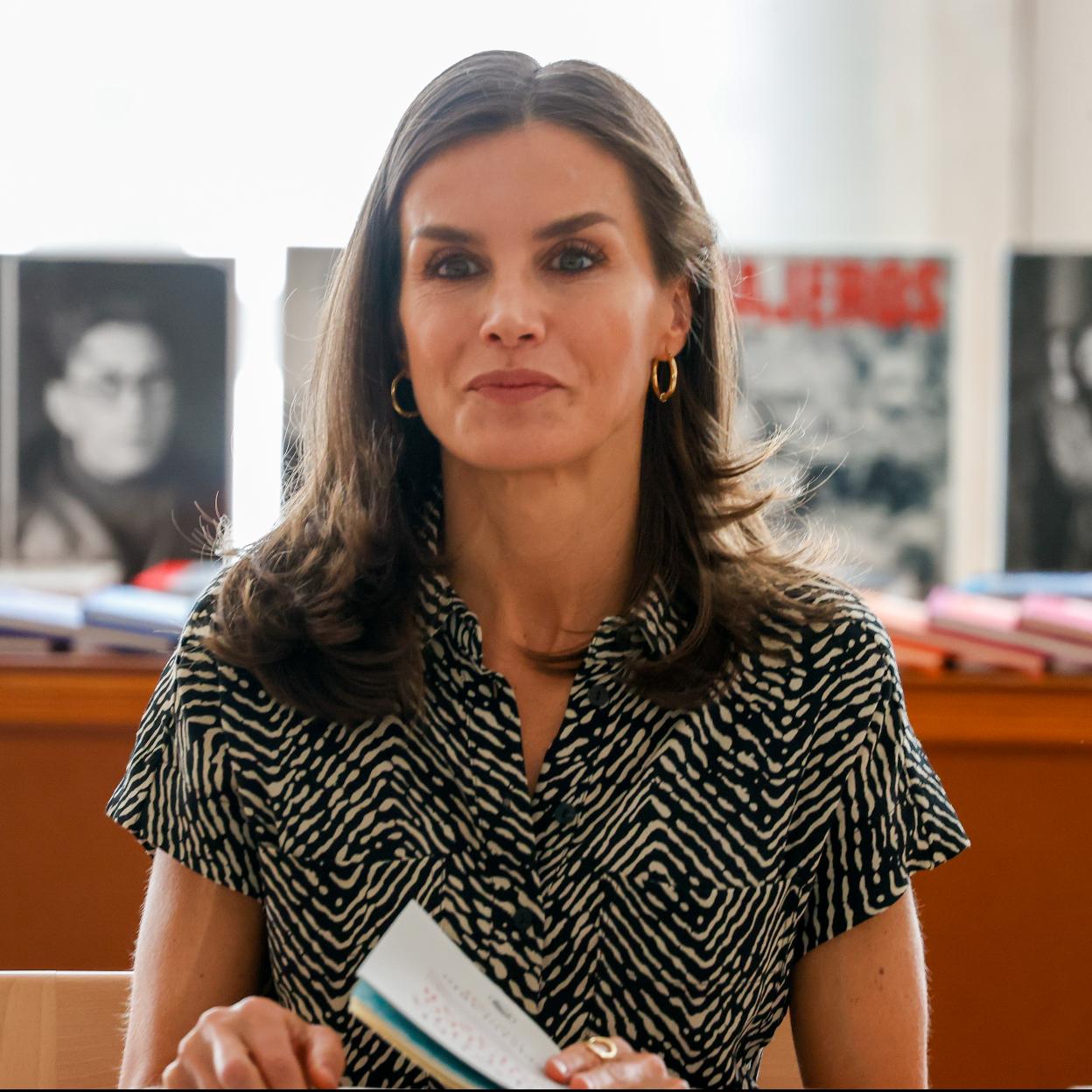 La reina Letizia hoy con un mono de Mango.