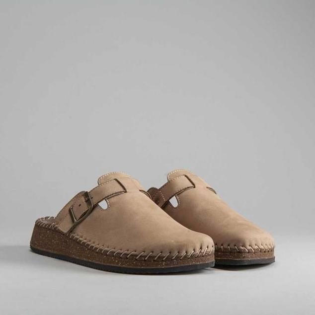 En Merkal hemos encontrado estos zuecos con cierre de hebilla