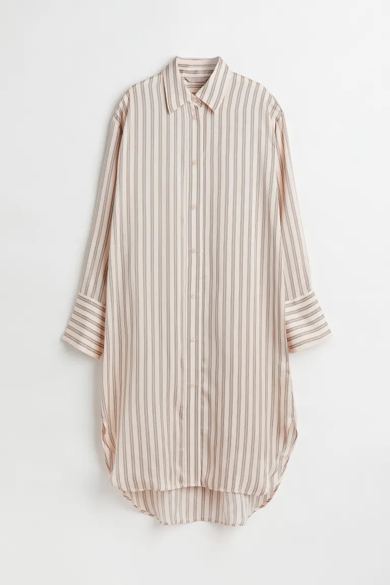 Vestido camisero con diseño oversize con manga ancha, botones en la parte central y cuello inglés. Está disponible por 14,99 euros.