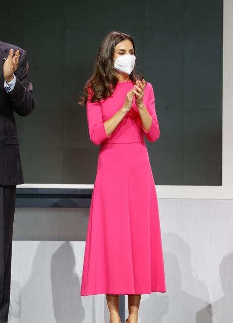 Imagen - La reina Letizia con vestido midi en fucsia. Foto: Gtres.