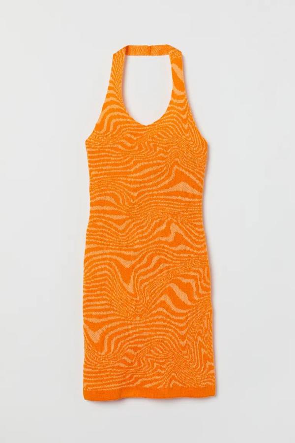 Vestido de punto con cuello halter en color naranja. Es un vestido mini disponible en azul claro y tiene un precio de 9,99 euros.