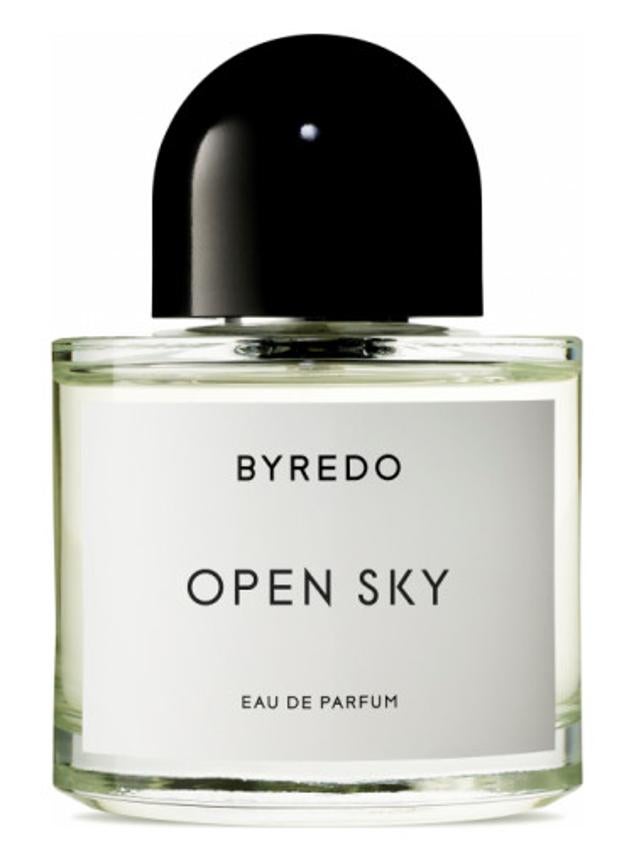 Open Sky es la fragancia perfecta para el verano de esta firma de productos de lujo que ha adquirido recientemente el grupo Puig. Se trata de un aroma unisex, que pueden utilizar tanto hombres como mujeres, y, entre sus notas destacan el pomelo, la pimienta negra y el palo santo. (190 euros).